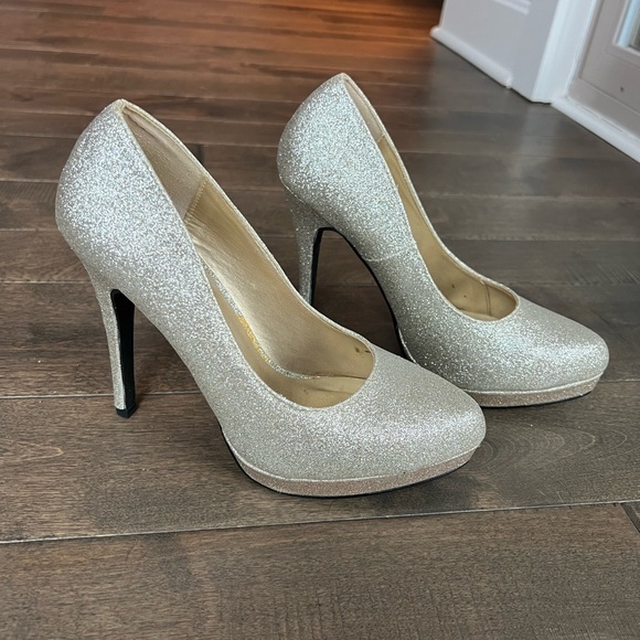 Champagne/ Gold Glitter Heels - Worn Once - Fits like size 8 - Picture 4 of 7